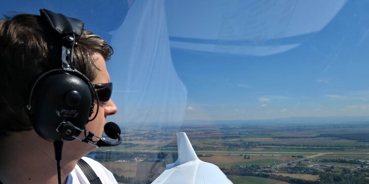 Vzhůru do oblak: poznávací lety i pilotáž v dolnoplošníku