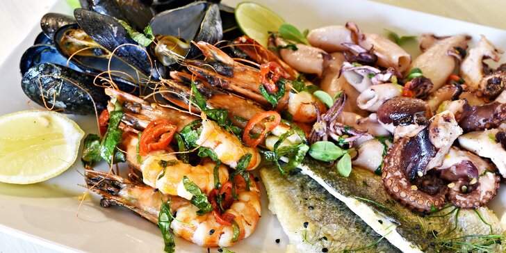 Vzhůru na La Palubu: plato mořských plodů a ryb se salátem i těstovinami pro 2