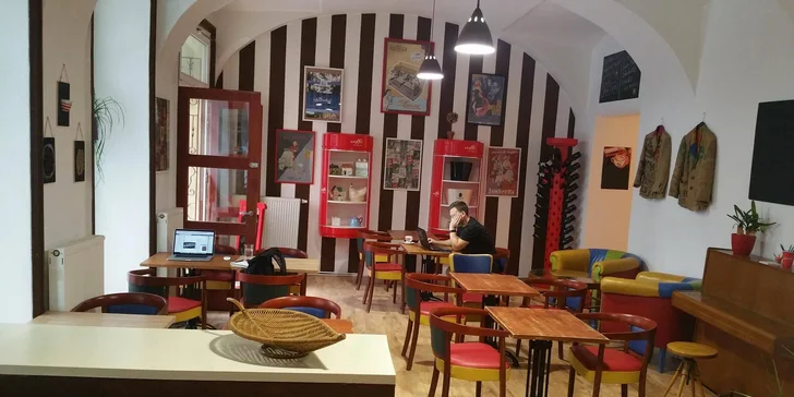 Káva a bábovka jako od babičky ve studijní kavárně u Václaváku