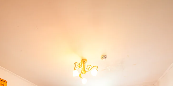 Vaším útočištěm se stane stylový pokoj nebo apartmán, kde se snoubí rustikální charakter s moderním vybavením.