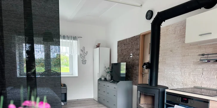 Nechybí velká TV ani kompletně vybavená kuchyň.