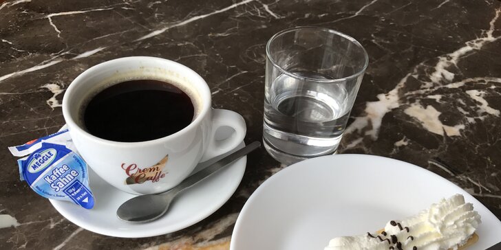 Káva a dezert vanička se šlehačkou v legendární brněnské cukrárně