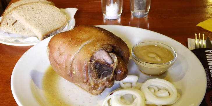 Námořníci, našel se poklad: Grilované vepřové koleno s jedlou kostí