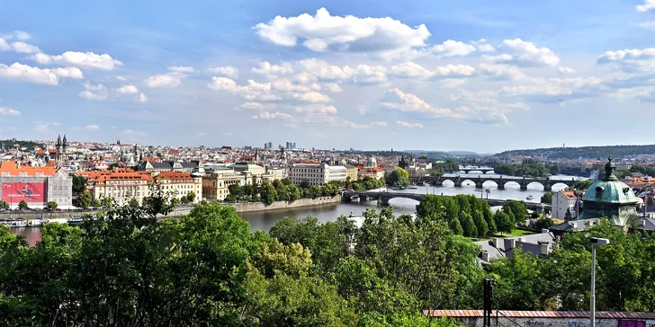Podnik spojuje vytříbenou gastronomii s jedním z nejkrásnějších výhledů na Prahu.