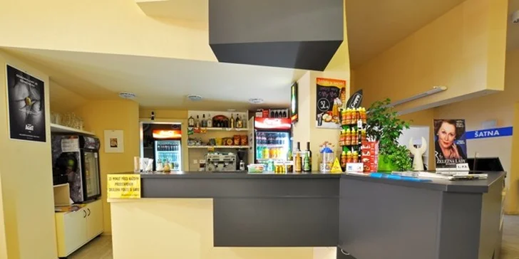 Dorty, káva a voda pro dva v kinokavárně Metropol