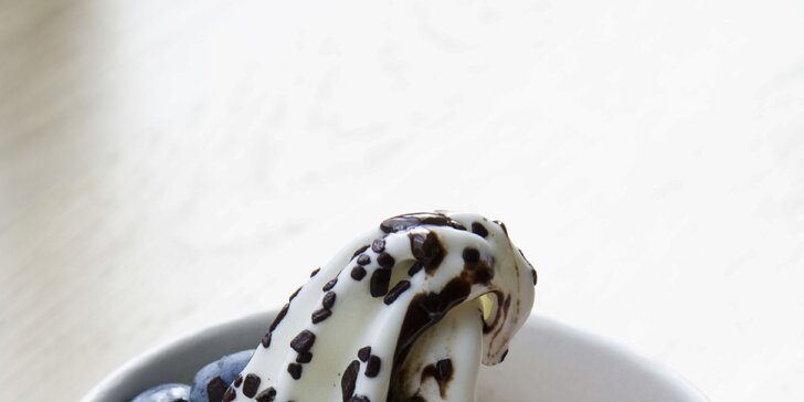 Natočte si do kelímku jogurtovou zmrzlinu a posypte ji dobrotami dle své chuti