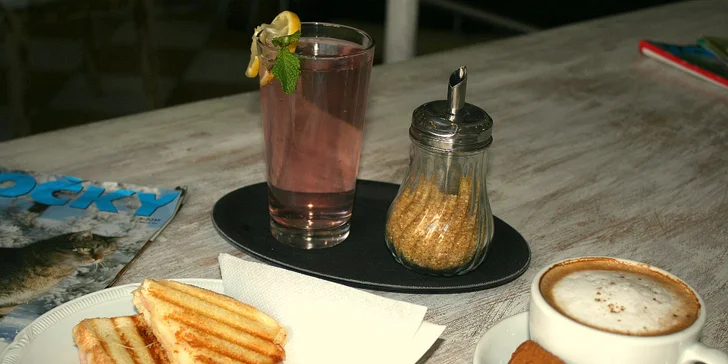 Výtečná svačinka v kočičí kavárně u Stodolní: káva, limonáda a toast pro 1 nebo 2
