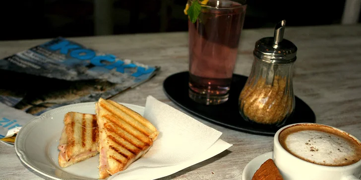 Výtečná svačinka v kočičí kavárně u Stodolní: káva, limonáda a toast pro 1 nebo 2