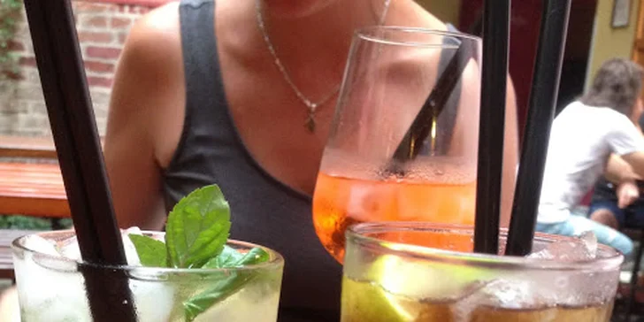Plné sklenky zábavy: až 10 drinků dle výběru v restauraci na Stodolní ulici