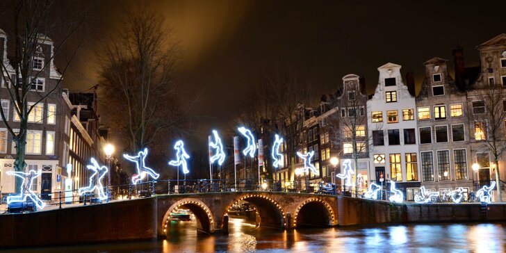 Slavnosti v ulicích, hudba, ohňostroje, uvolněná atmosféra – Silvestr v Amsterdamu