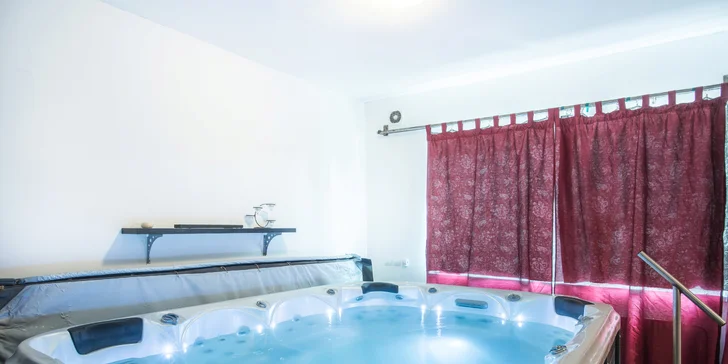 Párová relaxace: vyhřátá vířivka, masáž dle výběru a nealko nápoje