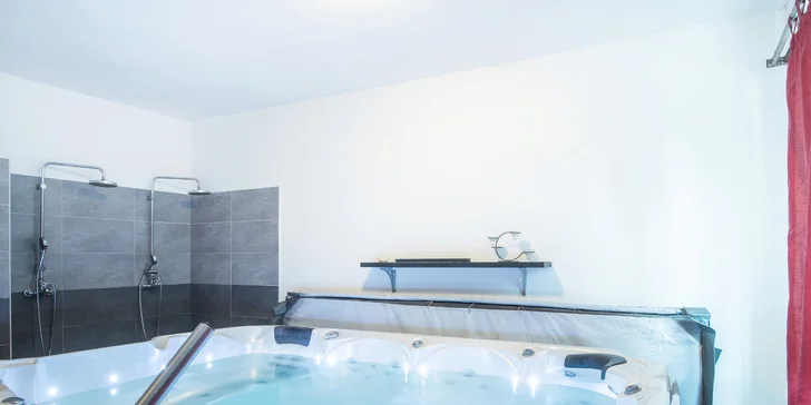 Párová relaxace: vyhřátá vířivka, masáž dle výběru a nealko nápoje