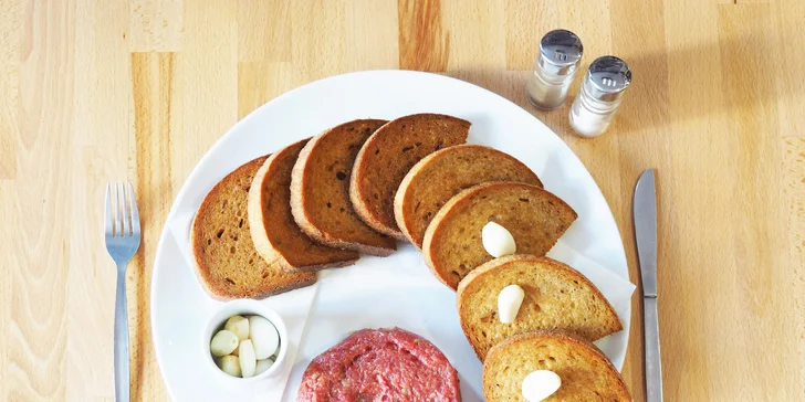 200 nebo 500 g tataráku z vyzrálého hovězího a porce topinek k tomu