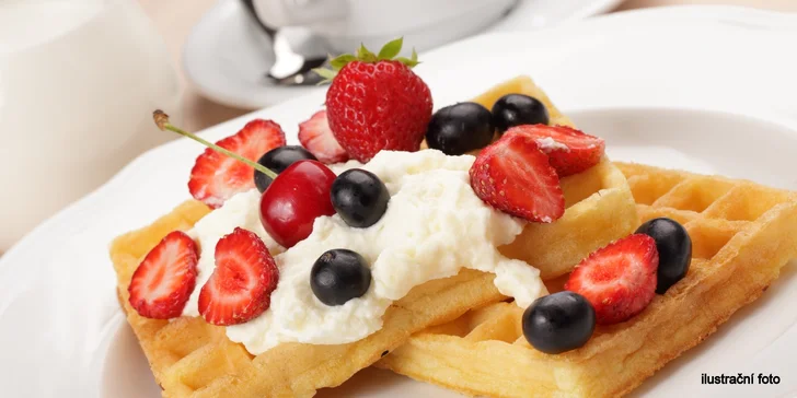 Zdravější způsob mlsání: frappé trochu jinak a špaldové wafle s lesním ovocem