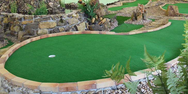 60 min adventure golfu v O2 Aréně pro 2 či rodinu