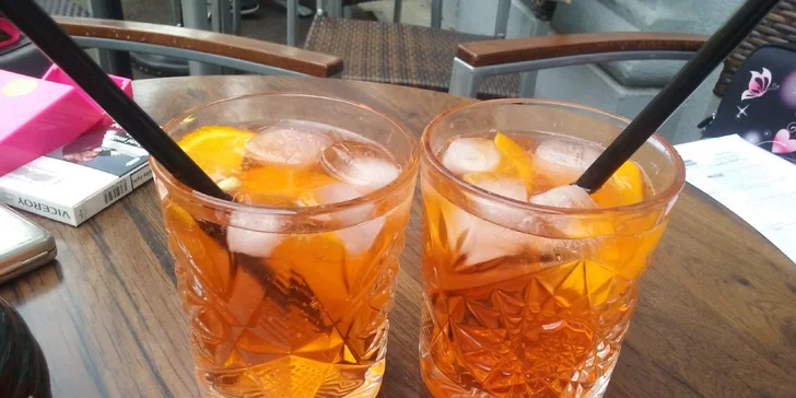 Přípitek na Vinohradech: dva oblíbené míchané drinky Aperol Spritz
