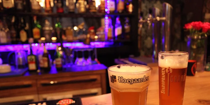 2–6 kousků belgického pšeničného piva Hoegaarden v baru Kachna Al Capone