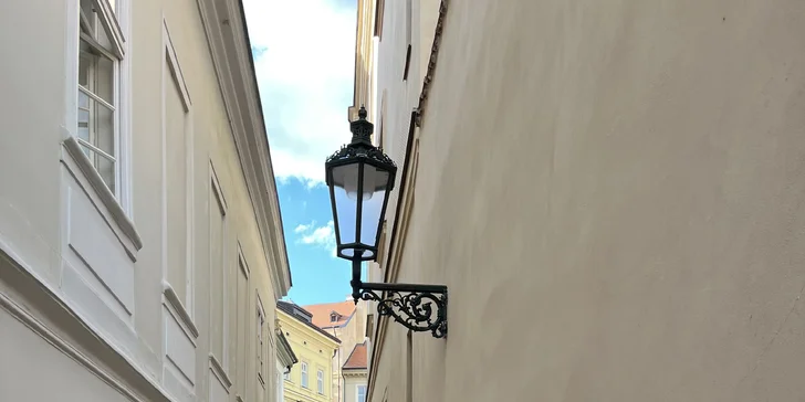 S sebou potřebujete chytrý telefon s internetem, mapu Prahy a papír a tužku na poznámky.
