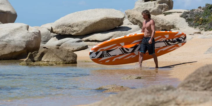 Vyjeďte na vodu jinak: půjčení rodinného paddleboardu