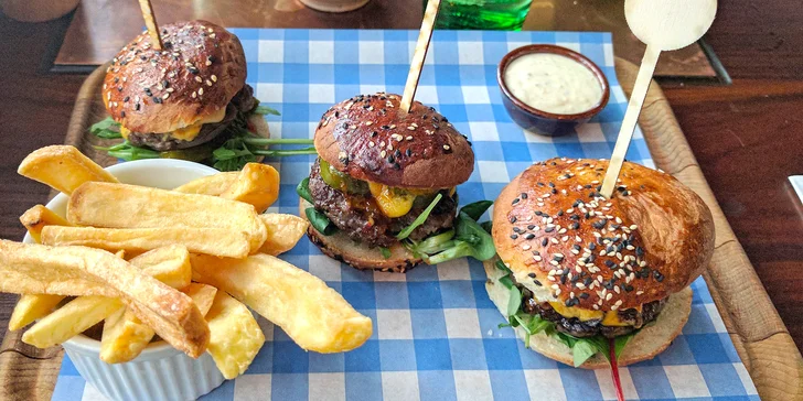 Trojitý zásah: Menu se třemi domácími miniburgery, hranolky a tatarkou