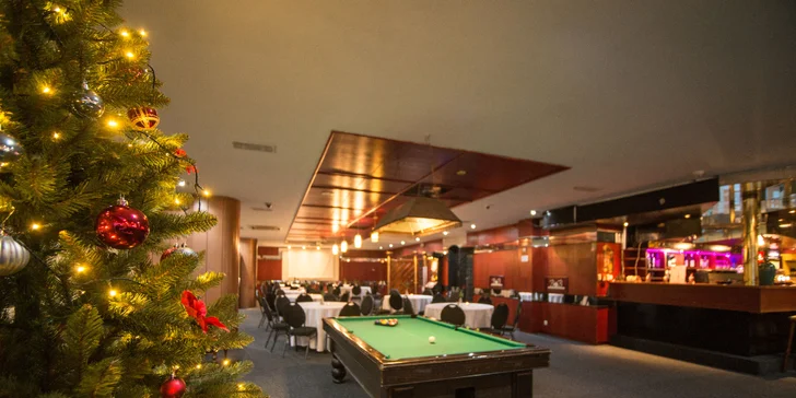 Kromě bowlingu si můžete zahrát například i kulečník.