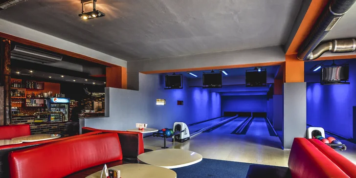 Bavte se s partou: hodina bowlingu pro 6 osob a 2 pizzy podle výběru