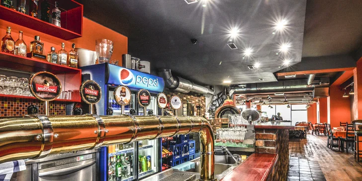 Bavte se s partou: hodina bowlingu pro 6 osob a 2 pizzy podle výběru