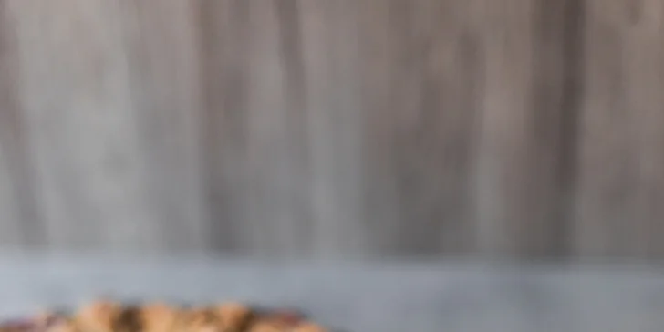 Domácí tvarohový koláč s ovocem a káva nebo čaj v kavárně u Fügnerky