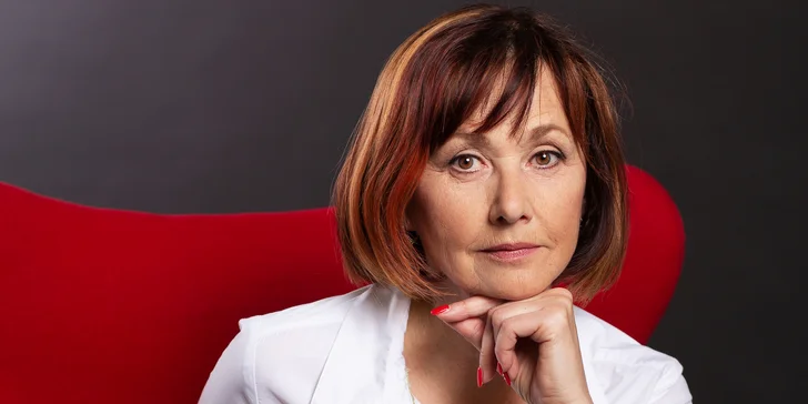 Foto s úsměvem je profesionální ateliér vybavený několika papírovými plátny různých barev, křesly a dalšími rekvizitami i dekoracemi.