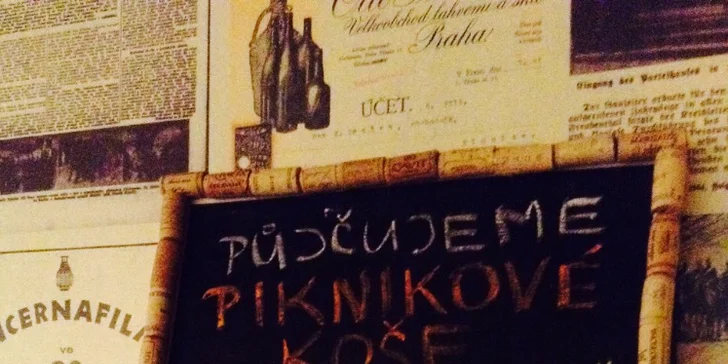 Přivítejte babí léto piknikem: Lahev vína a vybrané delikatesy v proutěném koši