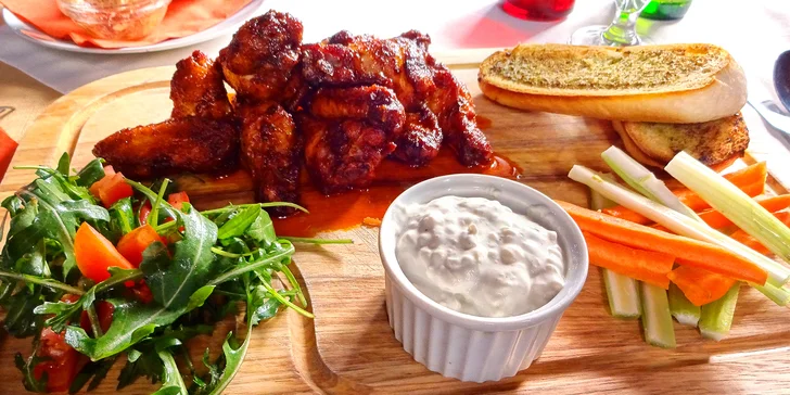 12 pikantních kuřecích křídel s blue cheese dipem a česnekovou bagetou