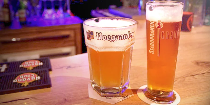 2–6 kousků belgického pšeničného piva Hoegaarden v baru Kachna Al Capone