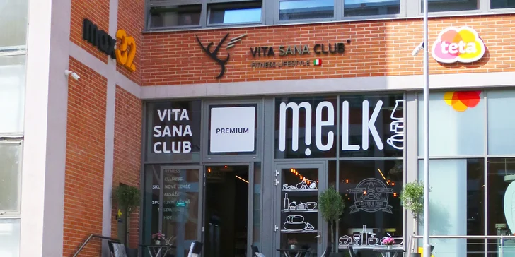 Lehká svačina v kavárně Melk: celozrnný chlebíček, káva a limonáda