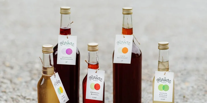Lehká svačina v kavárně Melk: celozrnný chlebíček, káva a limonáda