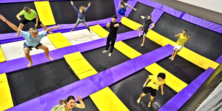 Pohyb, kteří malí i velcí zbožňují: Hodina řádění na trampolínách v JumpParku Brno