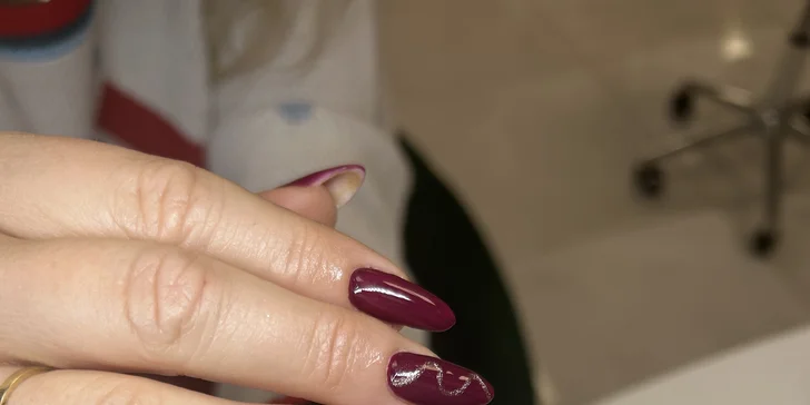 Gél lak zabezpečí sýtu farbu a pevné nechty bez poškriabania po dobu niekoľkých týždňov.