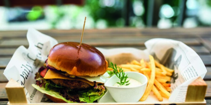 Black Angus burger s hranolky nebo BBQ žebra s pivním rohlíkem v restauraci Plaudit
