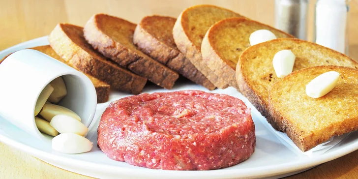 200 nebo 500 g tataráku z vyzrálého hovězího a porce topinek k tomu