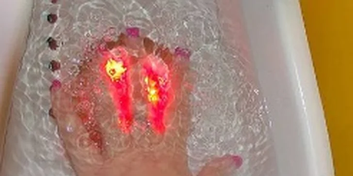 Královská péče o ruce: kyslíková masáž s fototerapií, peeling i manikúra