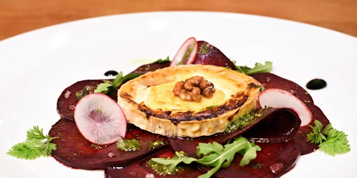 Carpaccio z červené řepy a kozí sýr si skvěle rozumějí.