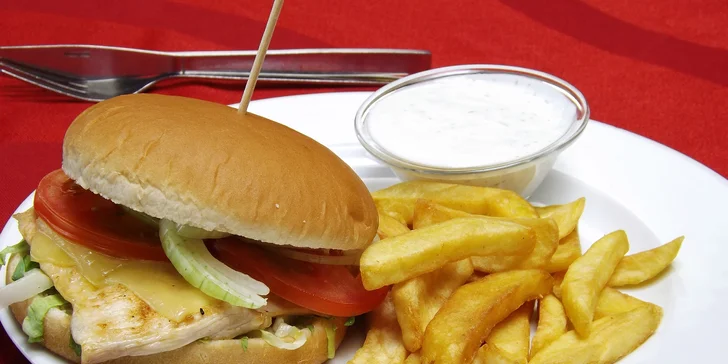 Hamburger s hranolky i dipem: hovězí, s kuřecím prsem či se smažákem