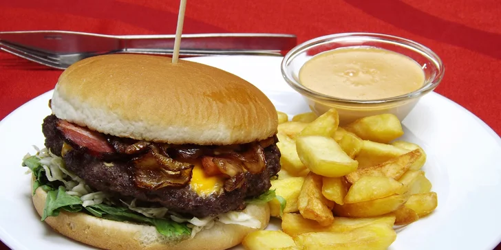 Hamburger s hranolky i dipem: hovězí, s kuřecím prsem či se smažákem