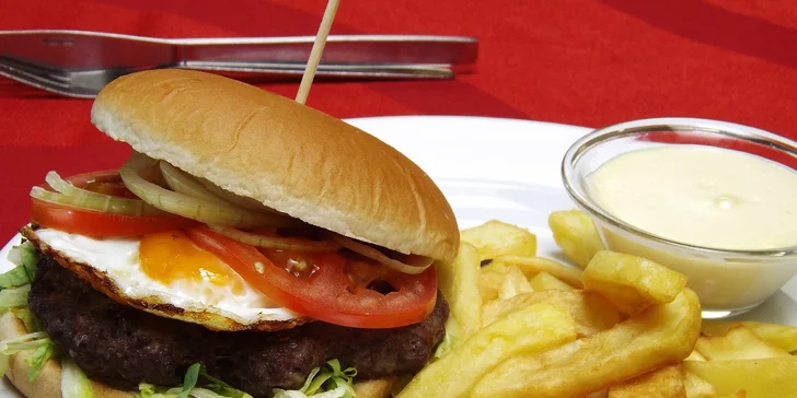 Hamburger s hranolky i dipem: hovězí, s kuřecím prsem či se smažákem