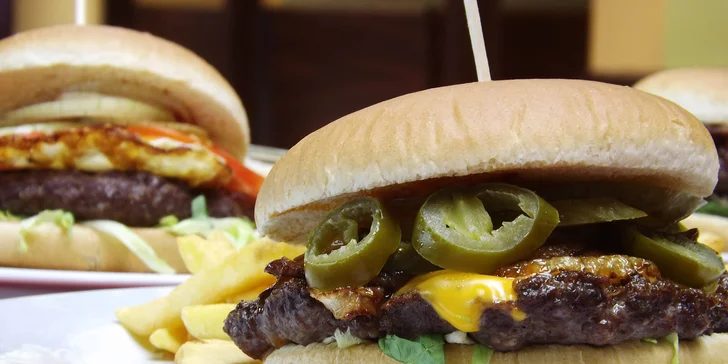 Hamburger s hranolky i dipem: hovězí, s kuřecím prsem či se smažákem