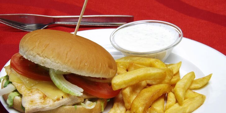 Hamburger s hranolky i dipem: hovězí, s kuřecím prsem či se smažákem