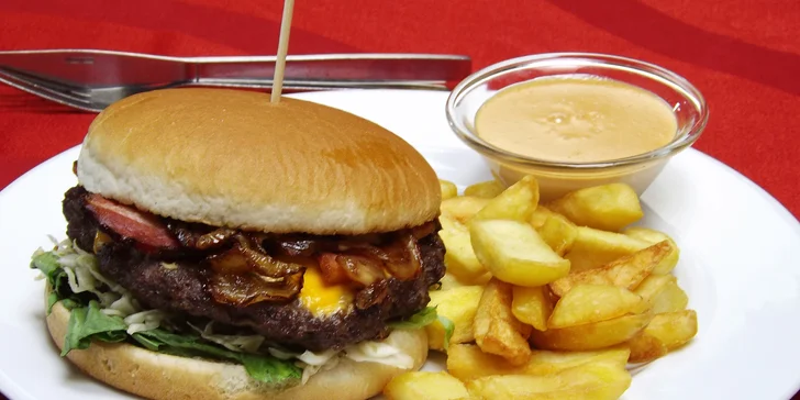Hamburger s hranolky i dipem: hovězí, s kuřecím prsem či se smažákem