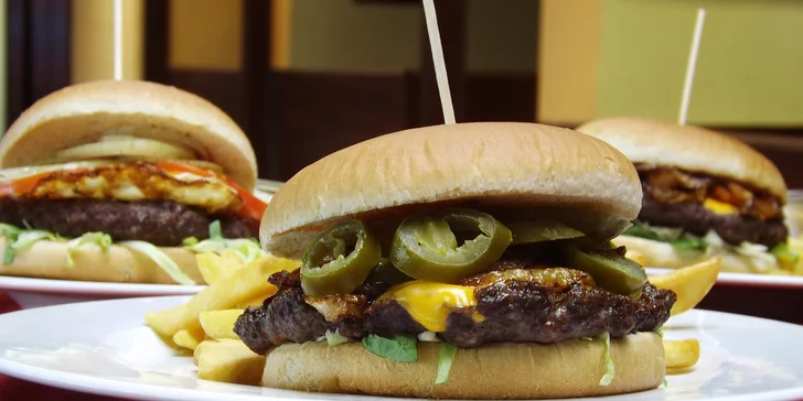 Hamburger s hranolky i dipem: hovězí, s kuřecím prsem či se smažákem