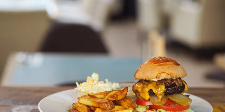 Bohaté burger menu v srdci Karlína včetně domácích hranolků a tatarky