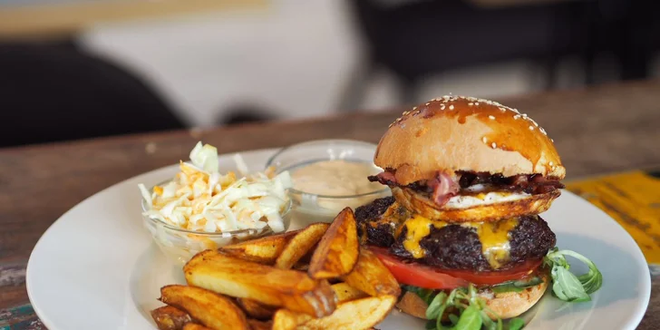 Bohaté burger menu v srdci Karlína včetně domácích hranolků a tatarky