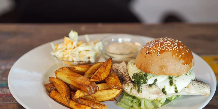 Bohaté burger menu v srdci Karlína včetně domácích hranolků a tatarky